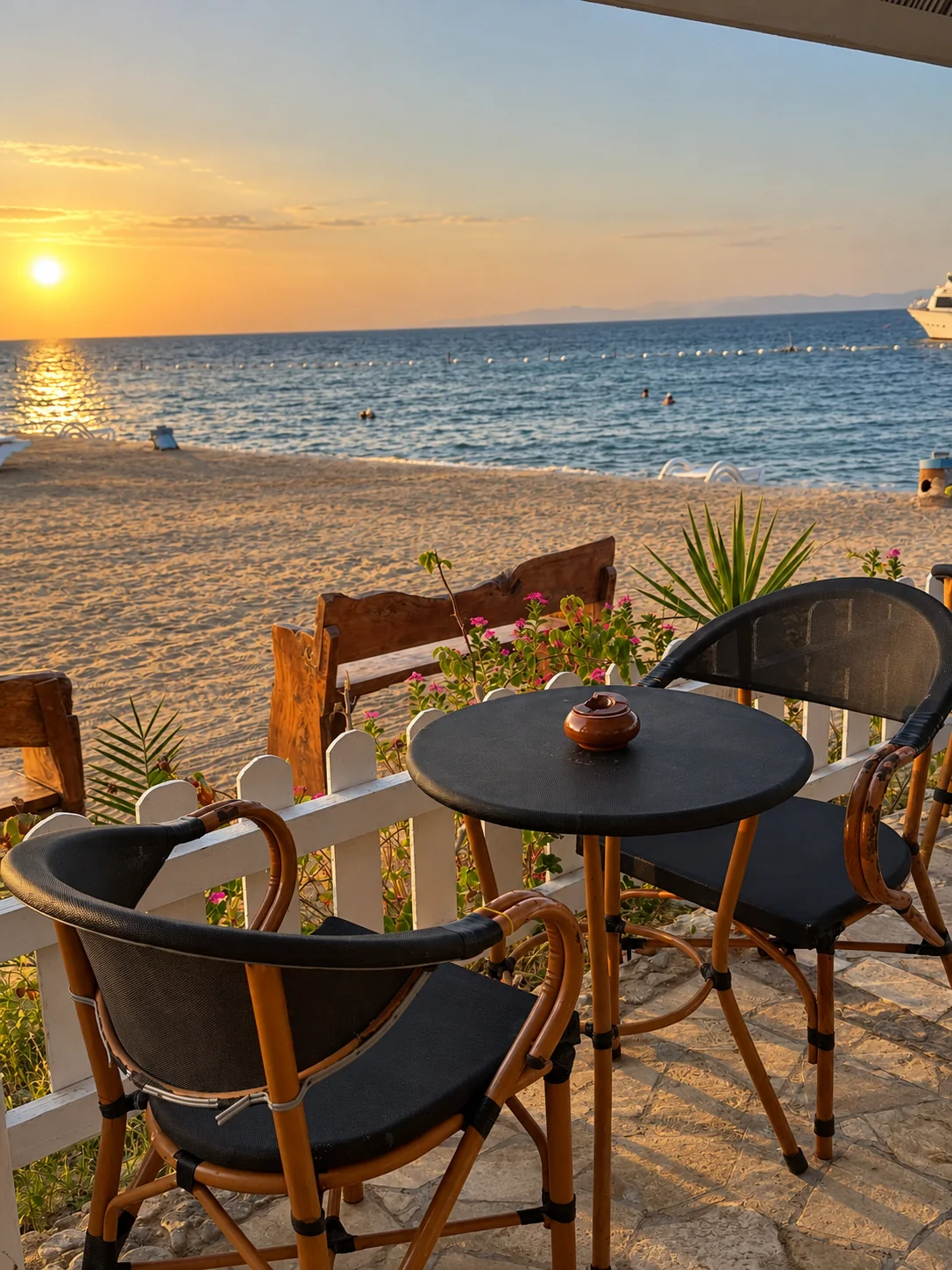 Coucher de soleil sur la mer Rouge vue depuis une terrasse en bord de mer à DaVinci Beach à Hurghada